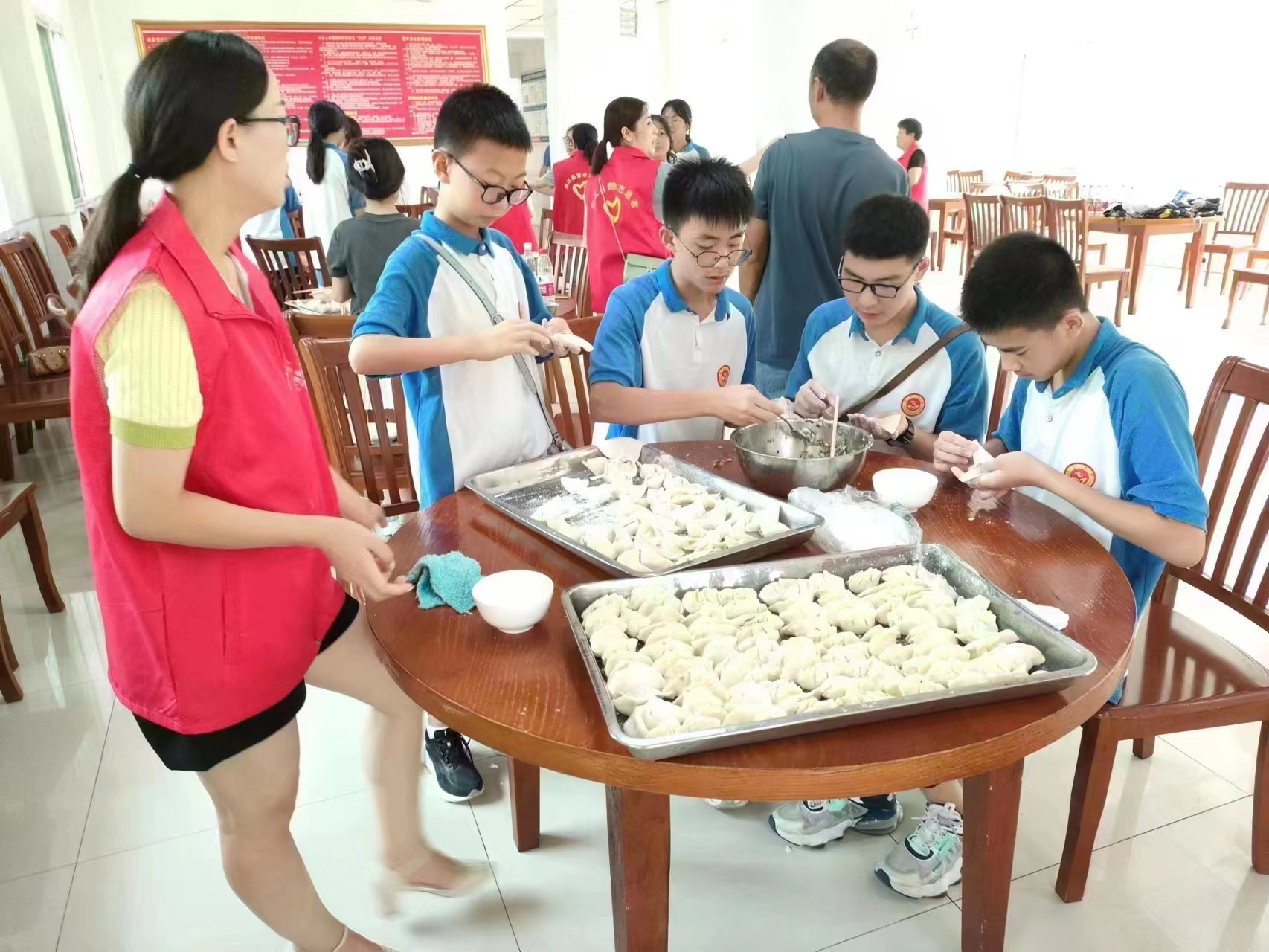 南江县青年志愿者协会开展“志愿敬老行 关爱传真情”主题活动(图3) 03.jpg